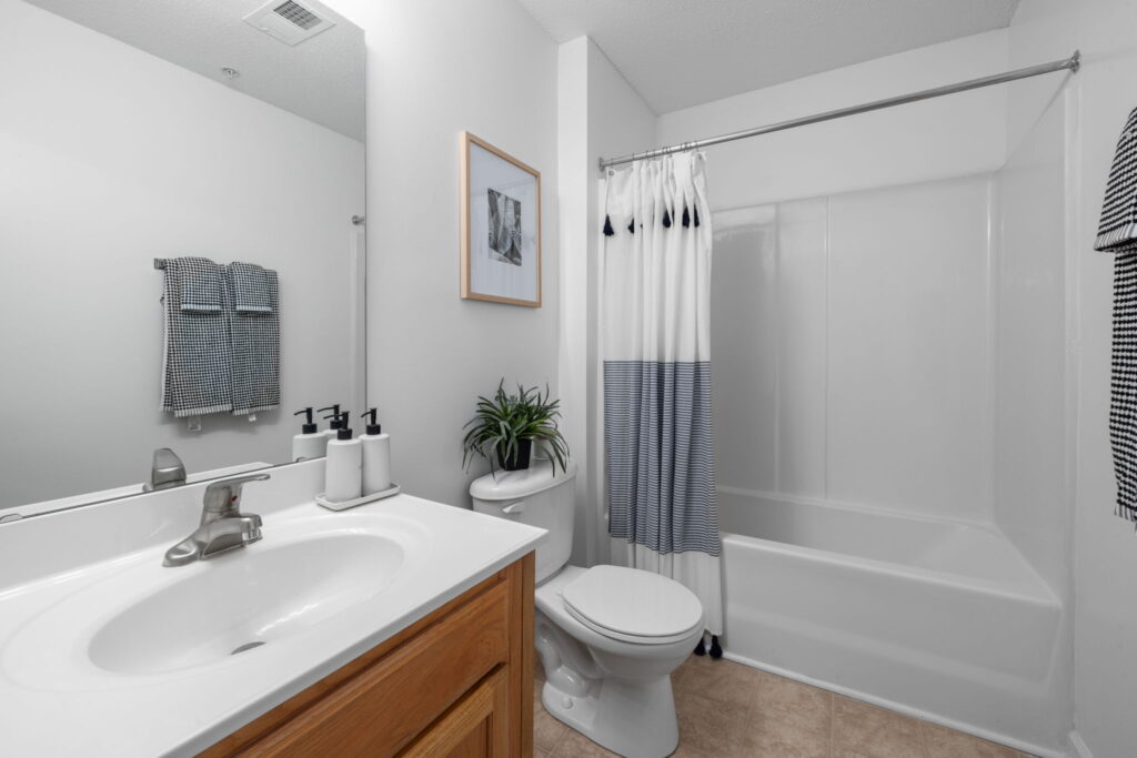 Bathroom with toilet and tub shower